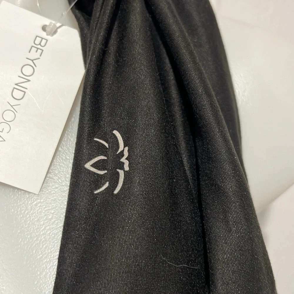 Beyond Yoga black pocket infinity scarf NWT